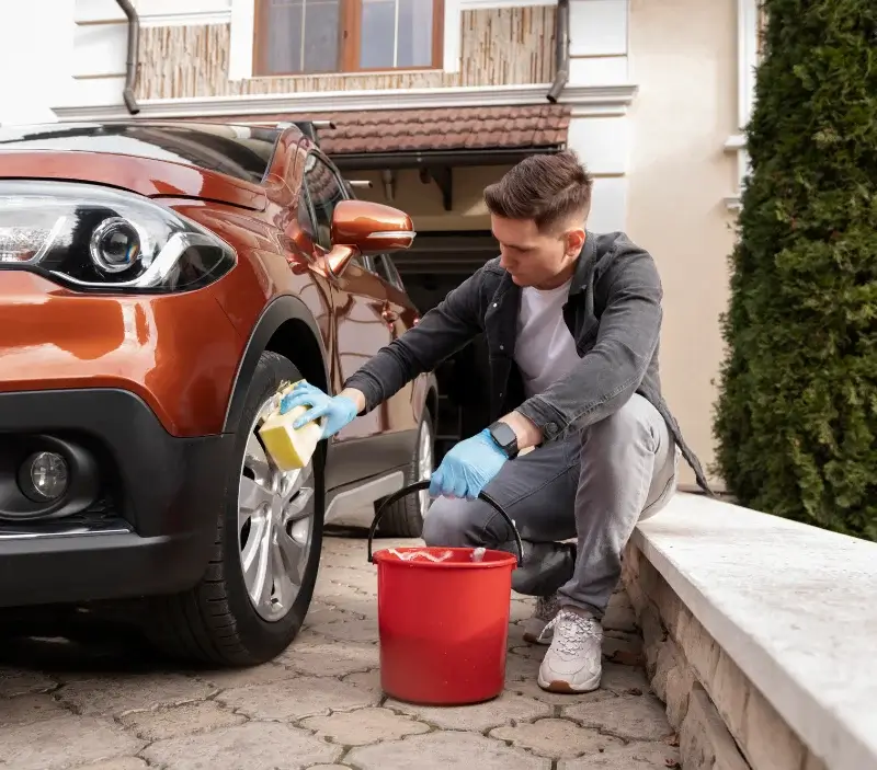 Lavage auto à domicile Tercé : professionnel intervenant sur un véhicule